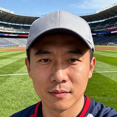球迷阿涛真人头像，戴球帽，背景是球场